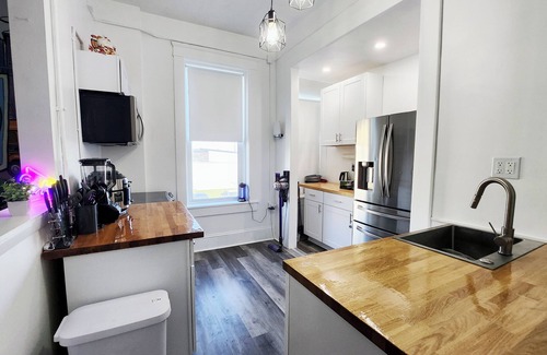Sandusky Apartamento | Buckeye Sports ~ Mins to CP & SF ~ King/WD/Pet OK/Kids Friendly/Largest Mural