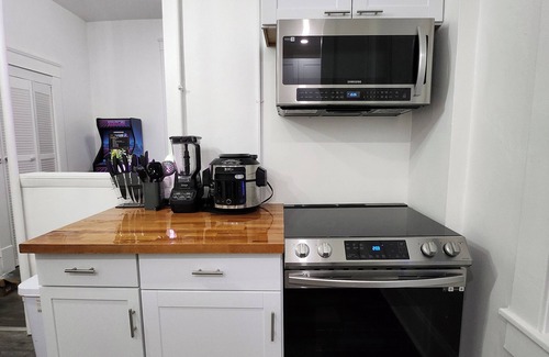 Sandusky Apartamento | Buckeye Sports ~ Mins to CP & SF ~ King/WD/Pet OK/Kids Friendly/Largest Mural