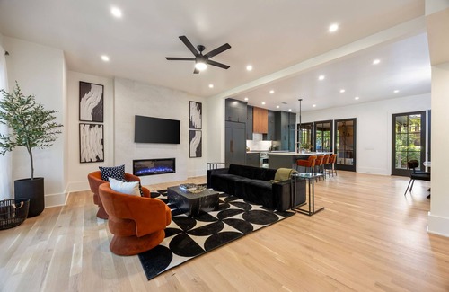 North Buckhead Casa | Buckhead Black House Spacious 5 Bedroom Mansion with Heated Pool - Lenox Atlanta