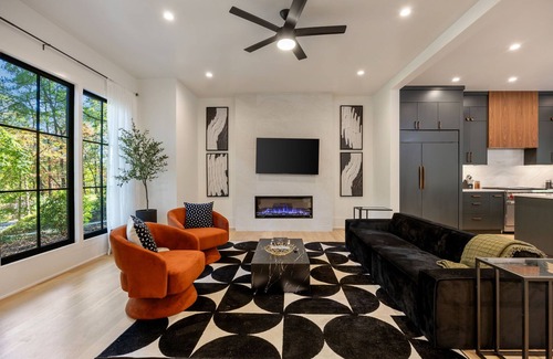 North Buckhead Casa | Buckhead Black House Spacious 5 Bedroom Mansion with Heated Pool - Lenox Atlanta