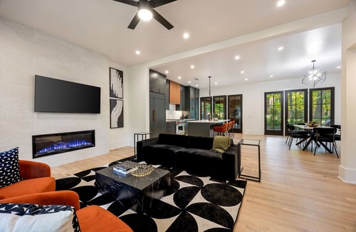 North Buckhead Casa | Buckhead Black House Spacious 5 Bedroom Mansion with Heated Pool - Lenox Atlanta