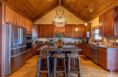 Sugar Mountain Cabina | Buckhorn Lodge - Spacious Luxury Home Near Sugar Mountain Resort, Pool Table, Hot Tub, Views