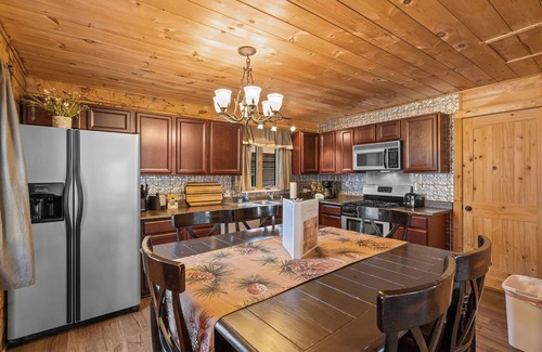 West Yellowstone Cabina | Bucking Moose Cowboy Cabin (#10)