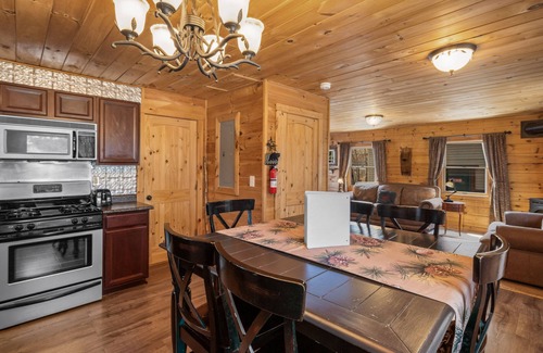 West Yellowstone Cabina | Bucking Moose Cowboy Cabin (#10)