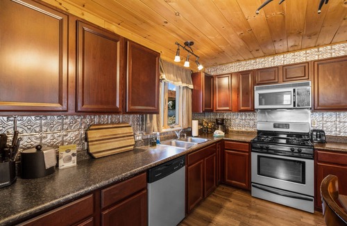 West Yellowstone Cabina | Bucking Moose Cowboy Cabin (#10)
