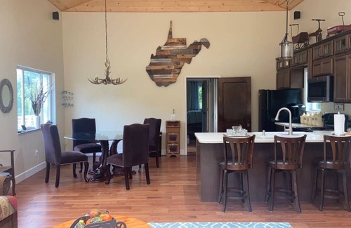 Keslers Cross Lanes Casa | Buckingham cabin #1@the lake minutes from New River Gorge National Park/ hot tub