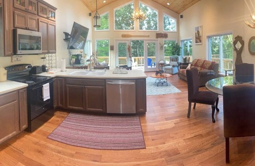 Keslers Cross Lanes Casa | Buckingham cabin #1@the lake minutes from New River Gorge National Park/ hot tub