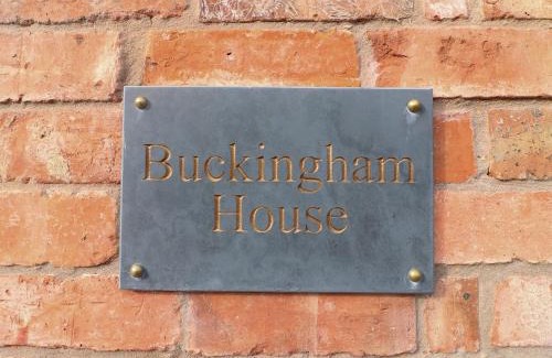 Whissendine Casa | Buckingham House