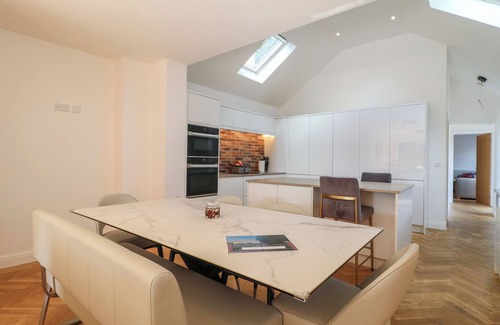 Whissendine Cabaña | BUCKINGHAM HOUSE, pet friendly, with hot tub in Whissendine