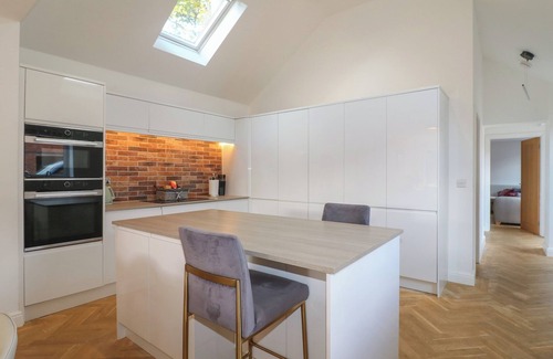 Whissendine Cabaña | BUCKINGHAM HOUSE, pet friendly, with hot tub in Whissendine