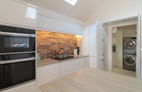 Whissendine Cabaña | BUCKINGHAM HOUSE, pet friendly, with hot tub in Whissendine