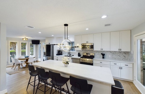Northside Casa | Buckle & Boots BNB - 20 minutes to downtown + pool