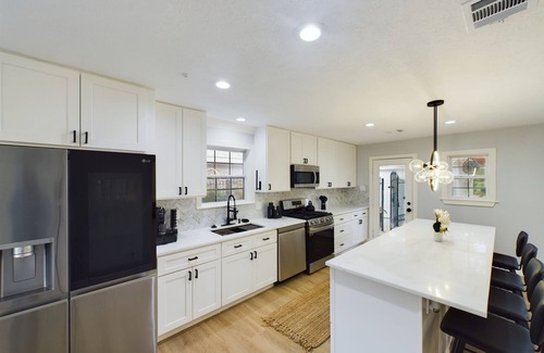 Northside Casa | Buckle & Boots BNB - 20 minutes to downtown + pool