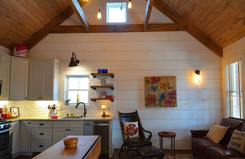 Ellijay Cabina | Buckley Vineyard Cabin Sleeps 4 guests w/2 Separate Suites 1 QN Suite 1 KG Suite