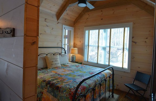 Ellijay Cabina | Buckley Vineyard Cabin Sleeps 4 guests w/2 Separate Suites 1 QN Suite 1 KG Suite
