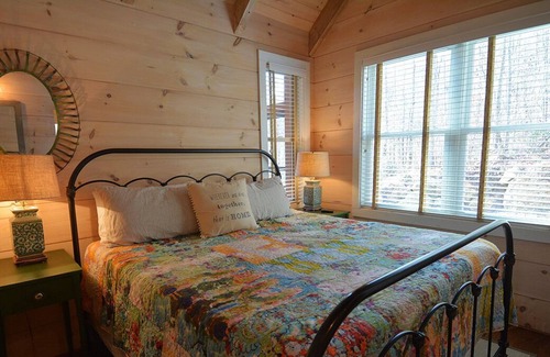 Ellijay Cabina | Buckley Vineyard Cabin Sleeps 4 guests w/2 Separate Suites 1 QN Suite 1 KG Suite