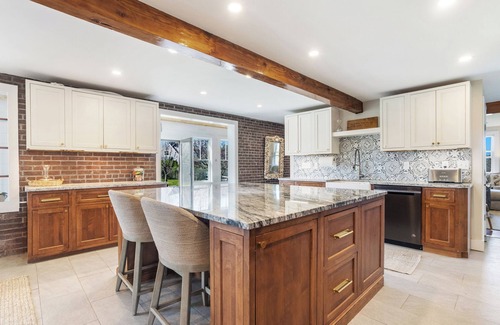 West of Town Casa | Bucolic charming 4-bedroom. Great location, short drive to Town and beaches.