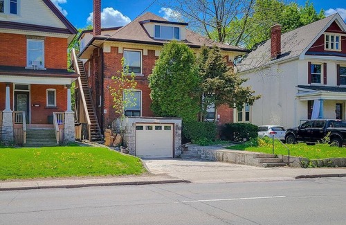 Hamilton Apartamento | BUDA APT: Lovely 1 Bedroom Apt in a home.