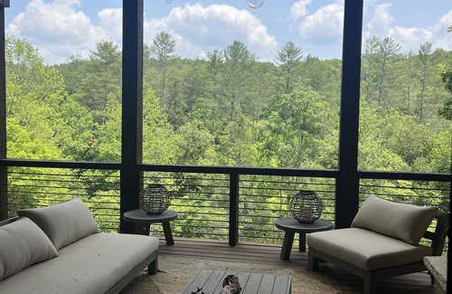 Blue Ridge Cabina | BUDDHA BLUE RIDGE RIVER Luxury unique cabin riverfront Pool and spa