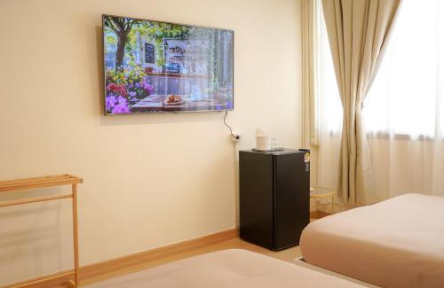 China Town Casa | Buddy House - Spacious Triple Room in Chinatown, Walk to MRT