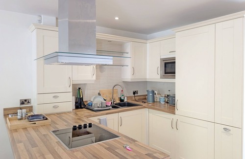 Easebourne Cabaña | Budgenor Lodge - Midhurst - a family house that sleeps 4 guests in 2 bedrooms