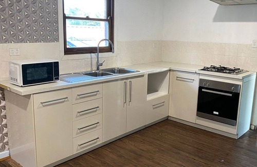 Lockridge Casa | Budget Accommodation/Entire house/ (well connected with public transport