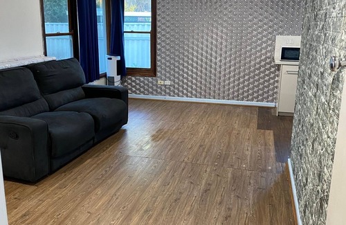Lockridge Casa | Budget Accommodation/Entire house/ (well connected with public transport