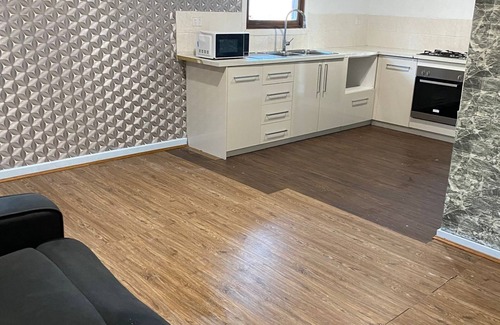 Lockridge Casa | Budget Accommodation/Entire house/ (well connected with public transport