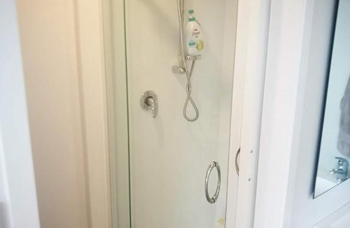 Waihi Beach Apartamento | BUDGET CABIN ACCOMMODATION - bed shower toilet