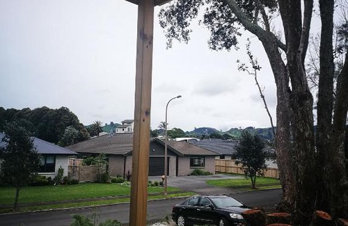 Waihi Beach Apartamento | BUDGET CABIN ACCOMMODATION - bed shower toilet