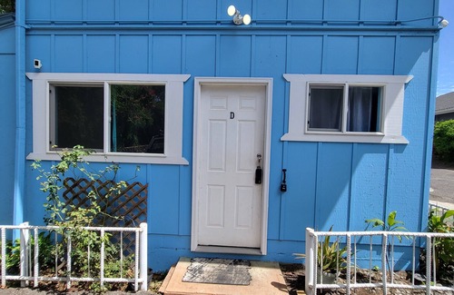 Wailuku Apartamento | Budget Downtown Studio-D w/Queen Bed, Twin Love Seat AC, WIFI & 4 free Streamers