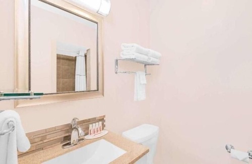 Pecos Casa | Budget-friendly Accommodation at Knights Inn Laura Lodge Pecos! BBQ, Onsite Pool!