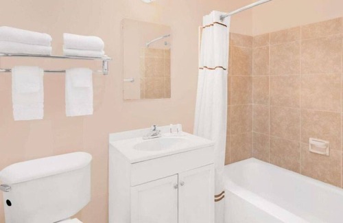 Pecos Casa | Budget-friendly Accommodation at Knights Inn Laura Lodge Pecos! BBQ, Onsite Pool!