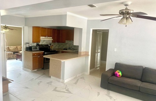 St. Petersburg - Clearwater Casa | Budget-Friendly Couch Space in lovely St. Petersburg with AC, WiFi