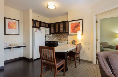 Anaheim Resort Complejo | Budget-Friendly Getaway! 2 Modern Units, Pet-Friendly, with Free Breakfast