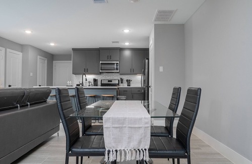 Houston Casa | Budget Friendly, Near Downtown- New Build Home