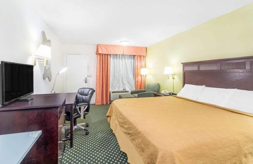 Lookout Valley Neighborhood Association Complejo | Budget-Friendly Stay at Knights Inn Chattanooga! Onsite Pool, Free Parking!
