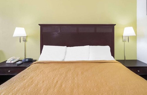 Lookout Valley Neighborhood Association Complejo | Budget-Friendly Stay at Knights Inn Chattanooga! Onsite Pool, Free Parking!