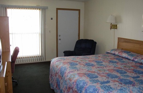 Fairmont Hotel | Budget Inn / 1 King Bed-Non Smoking