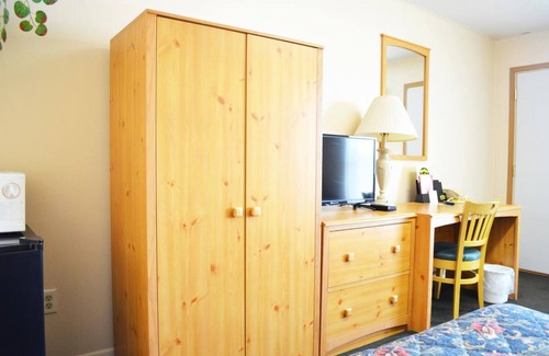 Fairmont Hotel | Budget Inn / 1 King Bed-Non Smoking