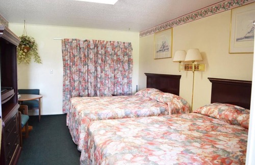 Fairmont Hotel | Budget Inn / 2 Queen Bed-Smoking