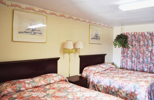Fairmont Hotel | Budget Inn / 2 Queen Bed-Smoking