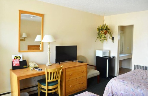 Fairmont Hotel | Budget Inn / 2 Queen Bed-Smoking