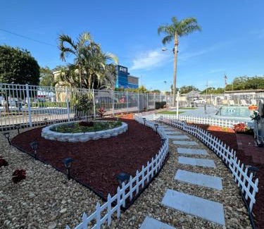 United Central Hotel | Budget Inn - St. Petersburg