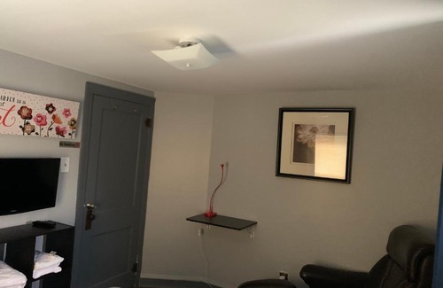 Pontiac Casa | Budget Boarding Room near Downtown Pontiac Cheap to Stay