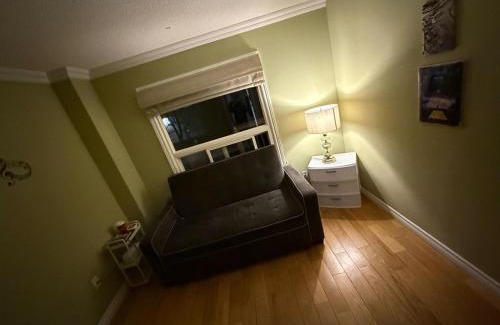 Hurontario Casa | BUDGET SQUARE ONE-PEARSON ROOM- Free Wifi& Parking