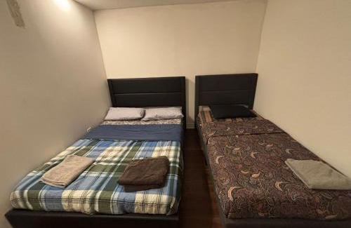 Hurontario Casa | BUDGET SQUARE ONE-PEARSON ROOM- Free Wifi& Parking