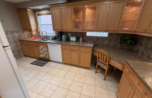 Hurontario Casa | BUDGET SQUARE ONE-PEARSON ROOM- Free Wifi& Parking