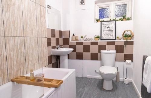 Wolverhampton Casa | Budget stay - 5 Rooms - Private parking