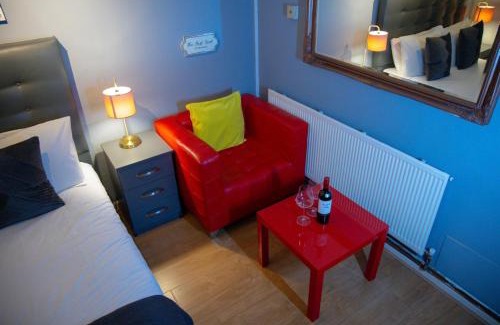 Wolverhampton Casa | Budget stay - 5 Rooms - Private parking